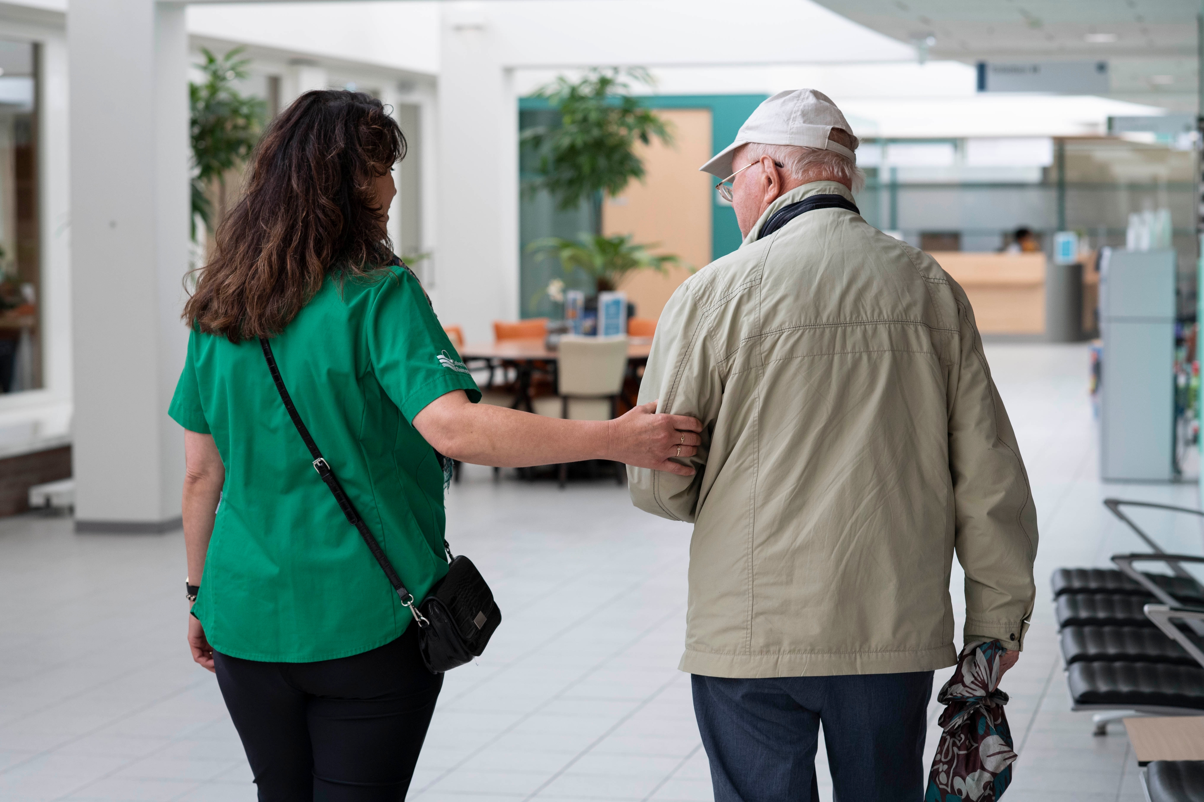 Vrijwilliger met oudere patiënt